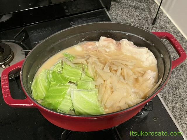 おおやまのもつ鍋・スープ、もつ、キャベツ、ごぼうを入れて煮込む