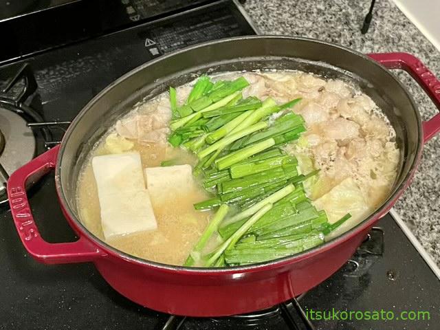 おおやまのもつ鍋・ニラと豆腐を入れて煮込む